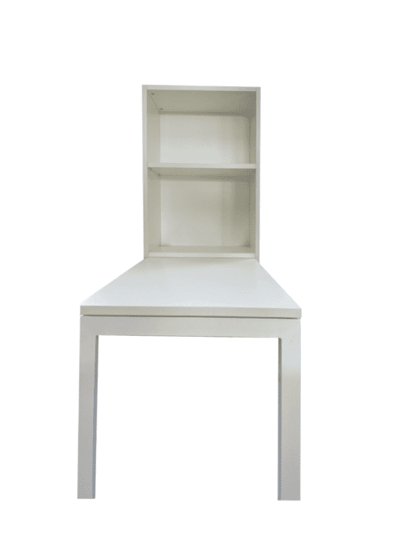 Scrivania bianca con scaffalatura