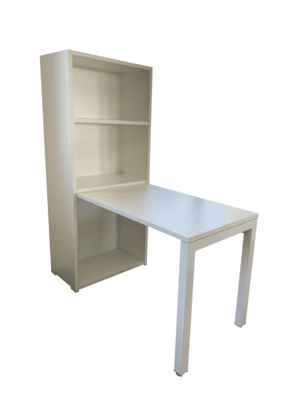 Scrivania bianca con scaffalatura